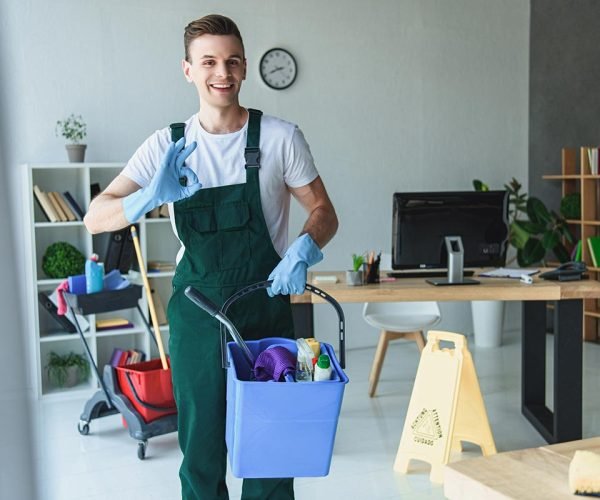 Profesional realizando tareas de limpieza y mantenimiento del hogar