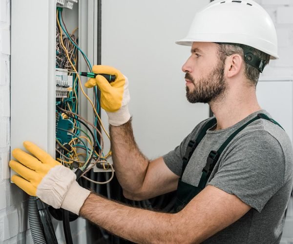 Electricista realizando una reparación eléctrica